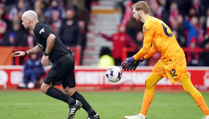 trong tai chinh mac loi trong tran dau giua Nottingham vs Liverpool