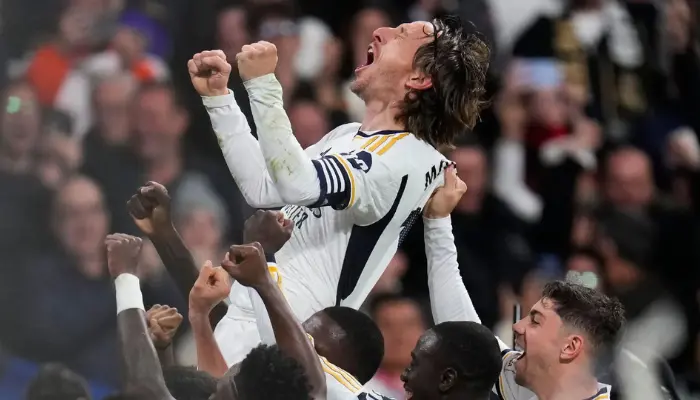 Modric được đồng đội tung hô