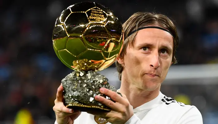 Modric khoe quả bóng vàng