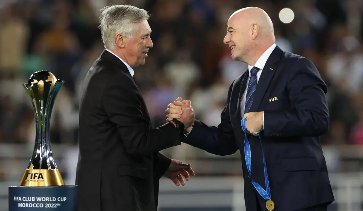 Ancelotti bắt tay với chủ tịch FIFA.