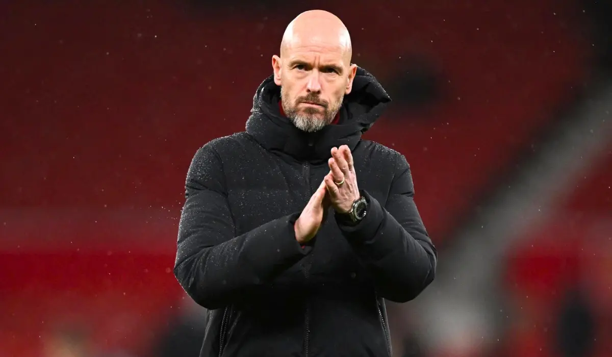 Ten Hag vỗ tay.