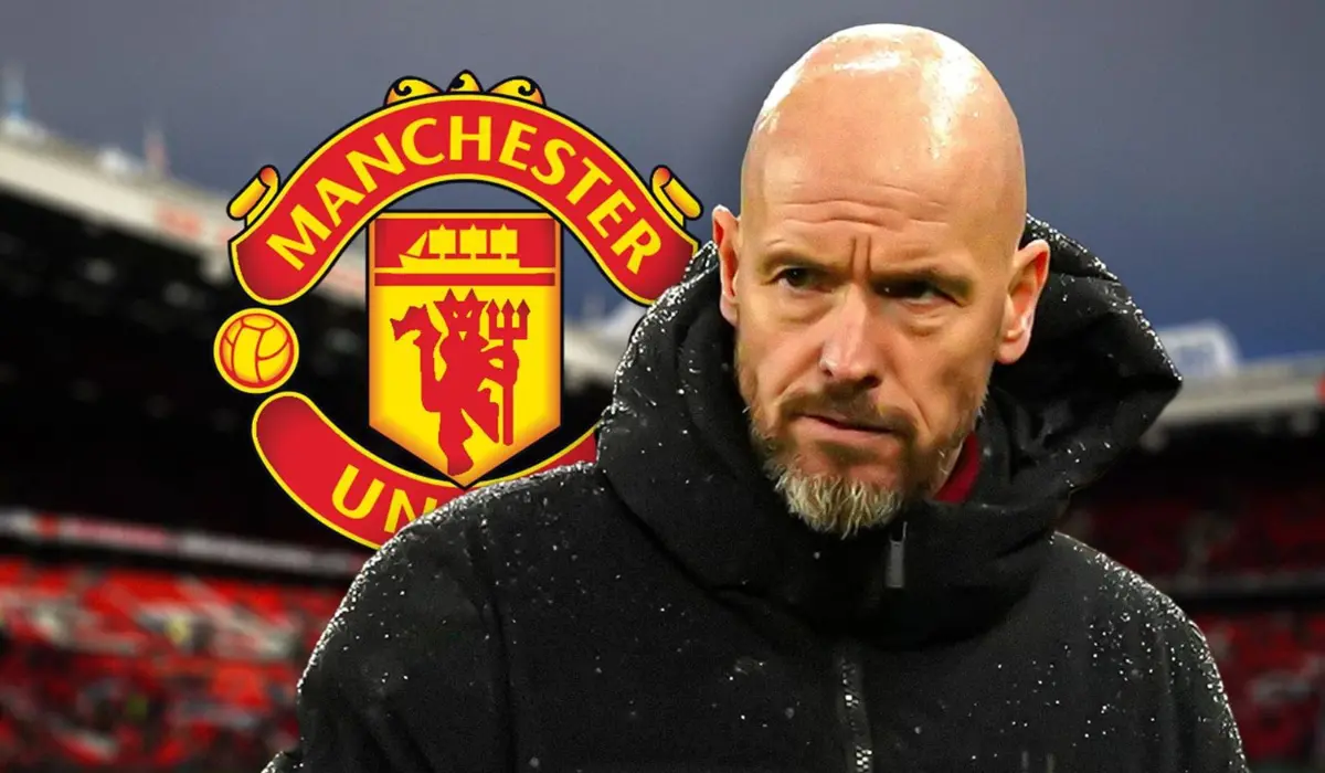 Erik ten Hag và logo MU.