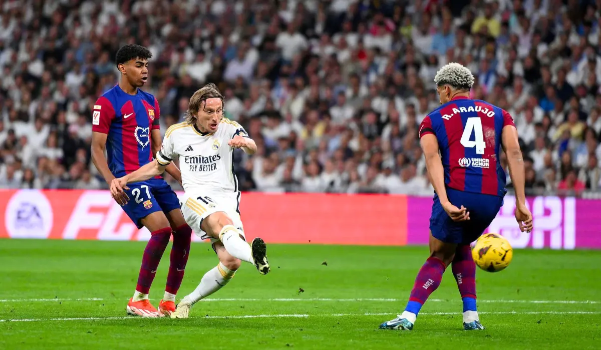 Luka Modric đá bóng.