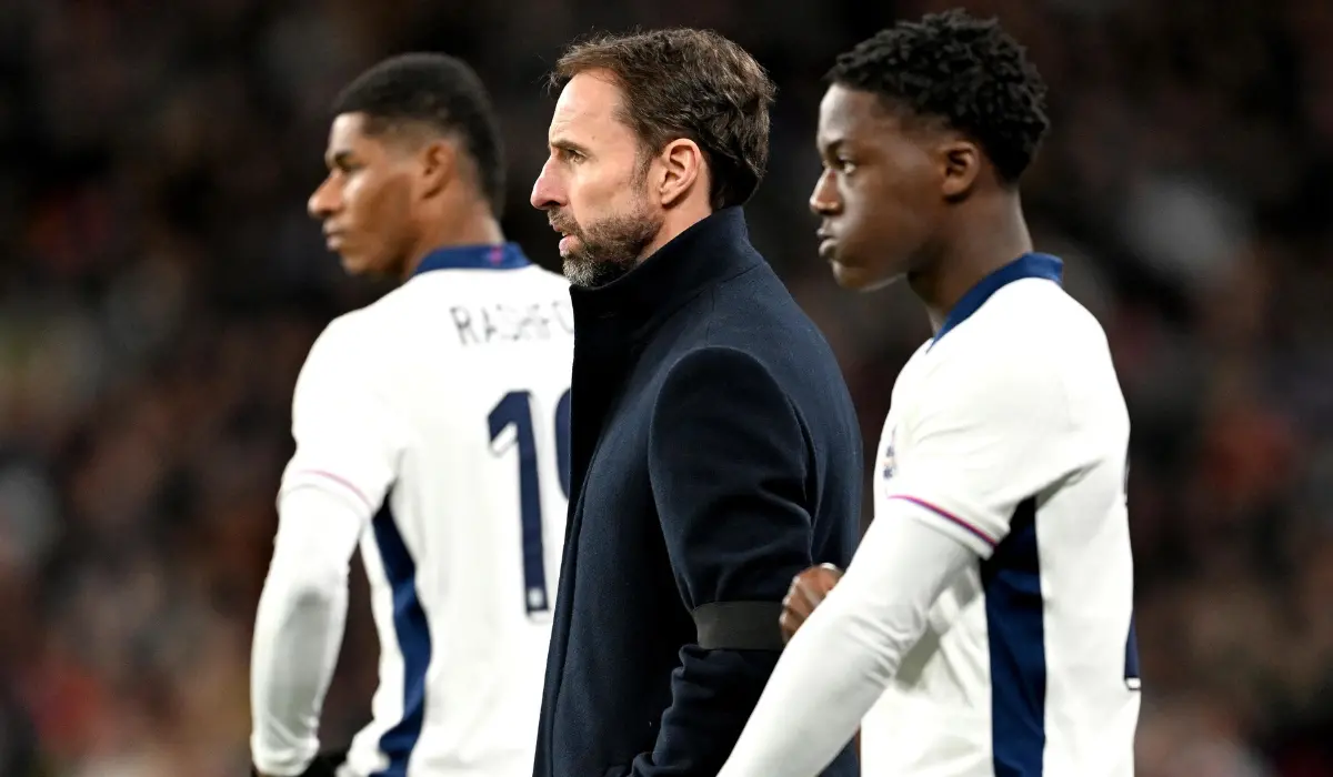 Gareth Southgate và Mainoo.