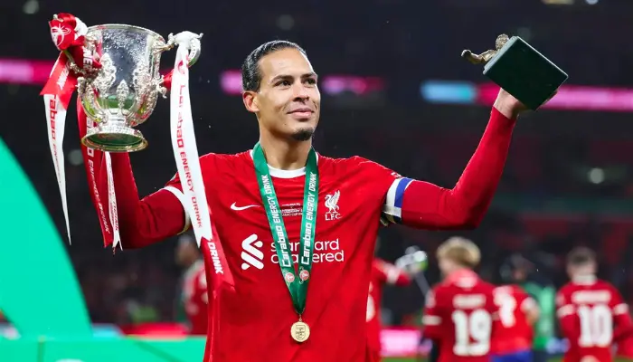 Virgil van Dijk nâng cúp 