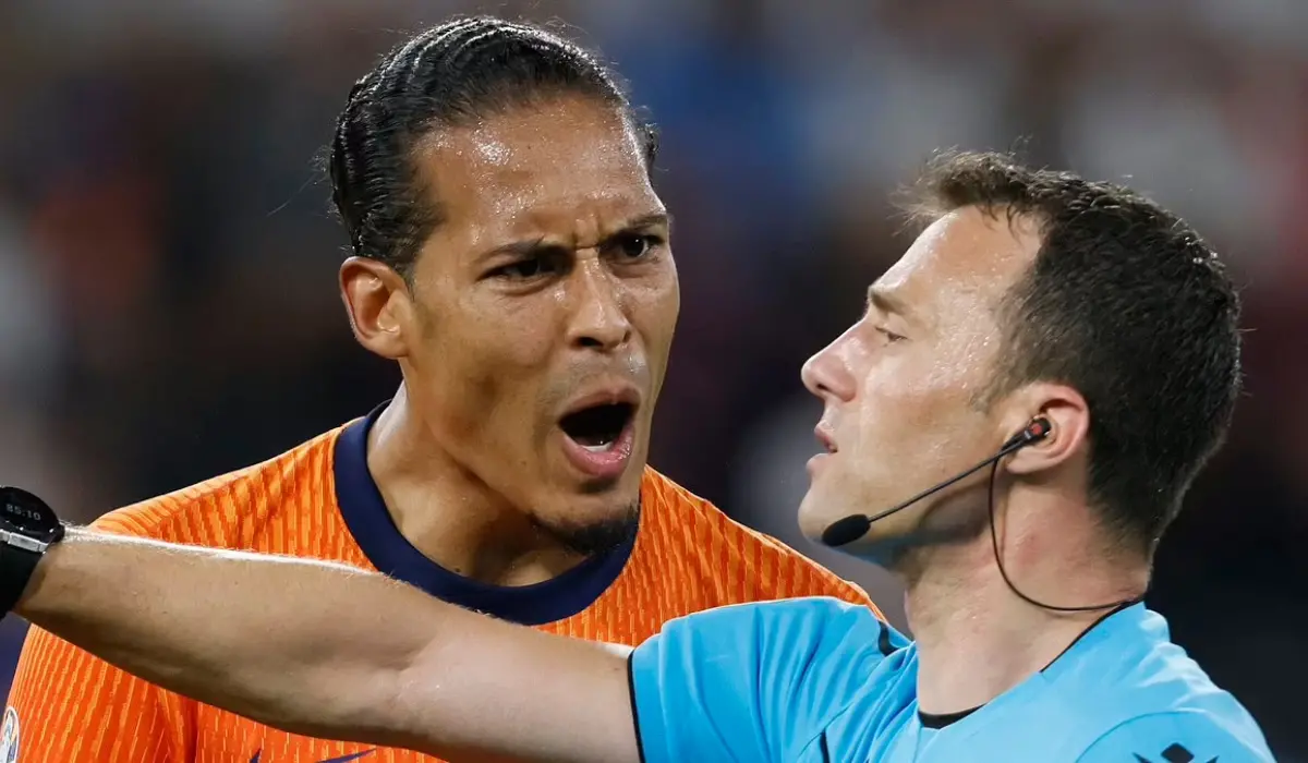 Van Dijk vs trọng tài