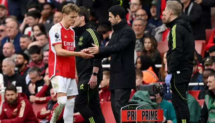 Martin Odegaard rời sân