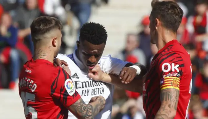 Vinicius nhiều lần bị hậu vệ Mallorca chơi xấu và khiêu khích.