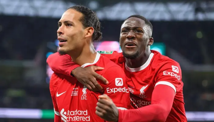 Van Dijk lập công ở phút 119, qua đó giúp Liverpool nâng cao chức vô địch Carabao Cup lần 10 trong lịch sử CLB.