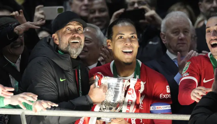 Jurgen Klopp tiết lộ chiếc băng đội trường là nguyên nhân giúp Van Dijk trở nên tốt hơn.