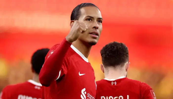 Van Dijk khiến NHM Liverpool lo lắng về tương lai của mình.