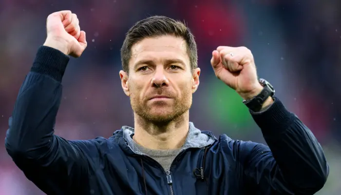 Xabi Alonso lọt vào tầm ngắm của Liverpool và Bayern Munich.