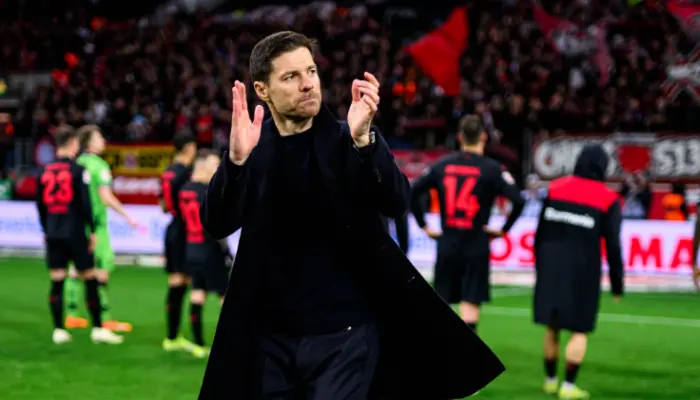 Xabi Alonso vỗ tay