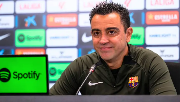 Xavi phát biểu trong buổi họp báo.