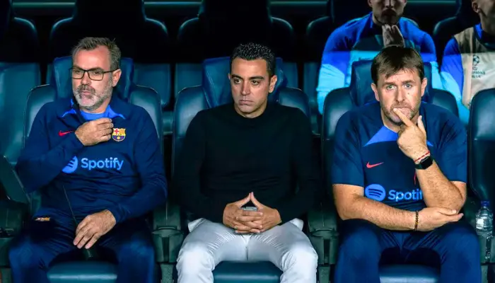 Xavi và đội ngũ trợ lí tại Barca.